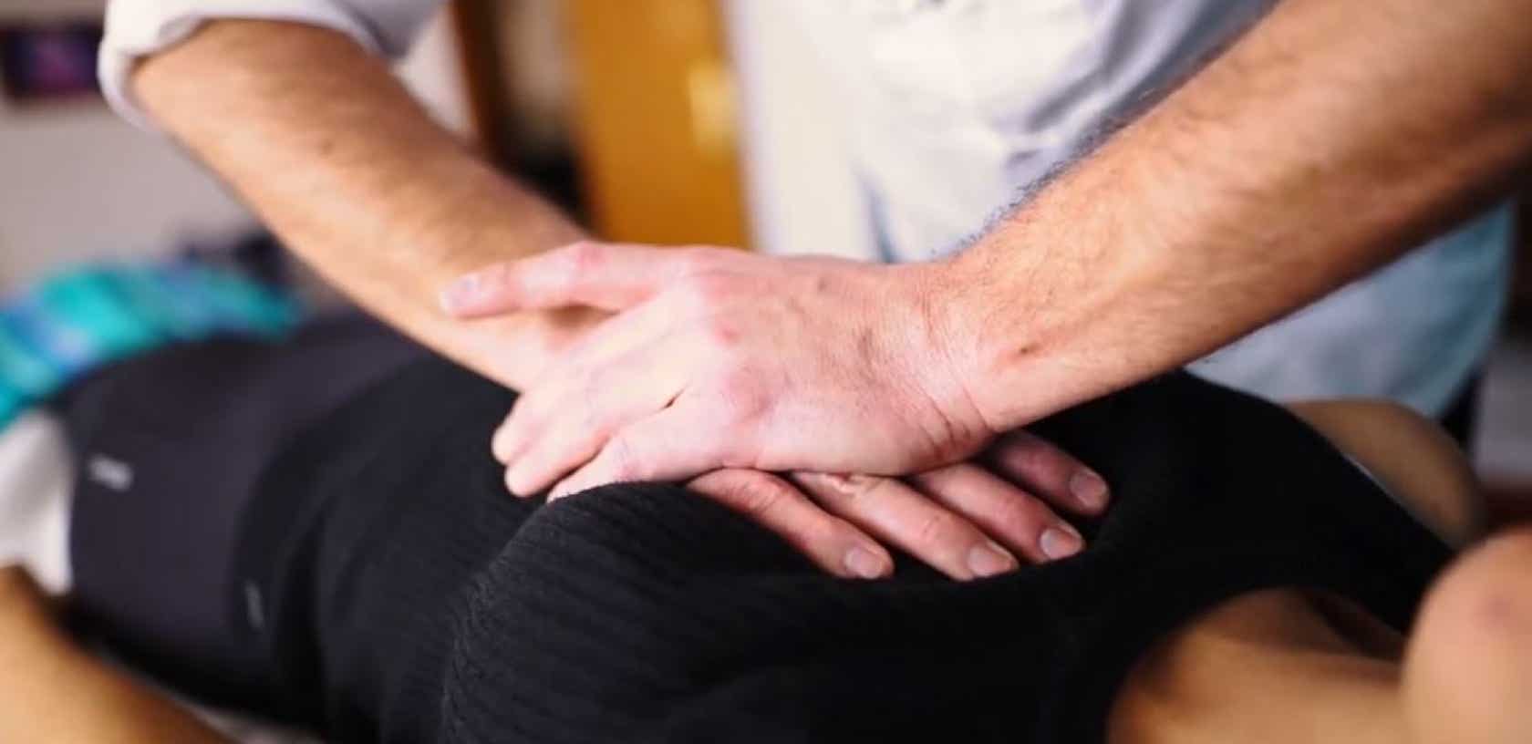 Libération du péricarde pratiquée sur le sternum d'une patiente avec les deux mains
