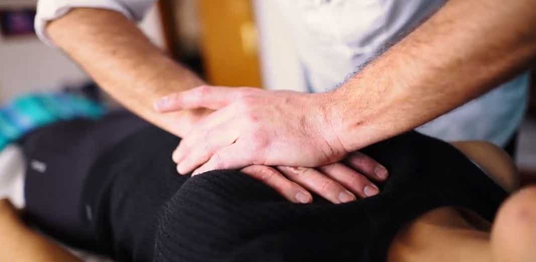 Libération du péricarde pratiquée sur le sternum d'une patiente avec les deux mains au cabinet Terre de Shiatsu Lyon 5e