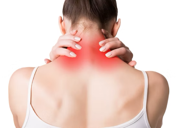Femme de dos tenant sa nuque avec les deux mains, une zone rouge indique une douleur cervicale ou dorsale, symbolisant les tensions musculaires localisées - cabinet Terre de Shiatsu Lyon 5e