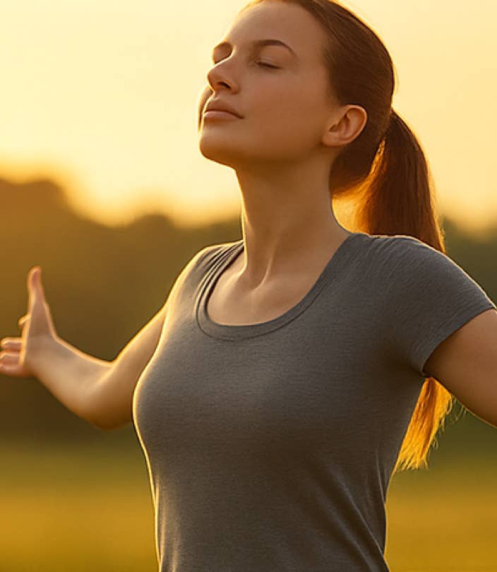 Femme sereine en plein air au coucher du soleil illustrant la restauration de l’énergie vitale et l’équilibre du corps grâce au Shiatsu, cabinet Terre de Shiatsu Lyon 5e