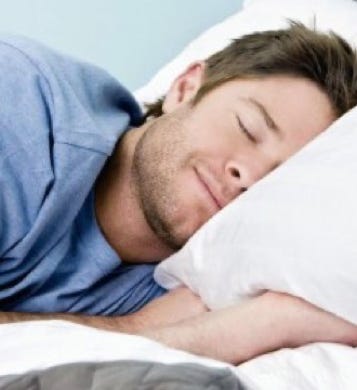 Une personne dans son lit heureuse d'un sommeil retrouvé - cabinet Terre de Shiatsu Lyon