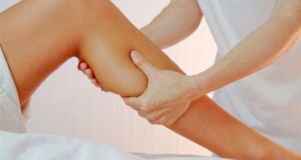 Un soignant tenant avec ses deux mains et massant avec son pouce gauche le mollet d'une personne, illustrant l'amélioration de la circulation sanguine avec le Shiatsu - cabinet Terre de Shiatsu Lyon 5e