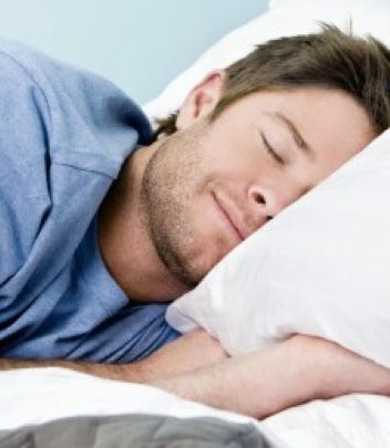 Une personne dans son lit heureuse d'un sommeil retrouvé - cabinet Terre de Shiatsu Lyon