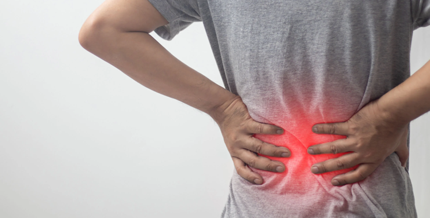 Homme posant ses mains sur le bas de son dos en souffrance, illustrant une douleur lombaire localisée par une lueur rouge, symbole de tension musculaire ou d’inflammation - Cabinet Terre de Shiatsu Lyon 5e