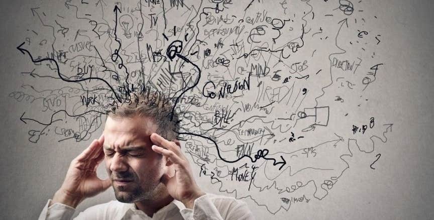 Homme stressé se tenant la tête, illustrant le tumulte mental et la surcharge de pensées liés au stress chronique, avec des lignes confuses et des mots désordonnés sortant de sa tête – symbole visuel du déséquilibre énergétique que le Shiatsu peut apaiser - Cabinet Terre de Shiatsu Lyon 5e