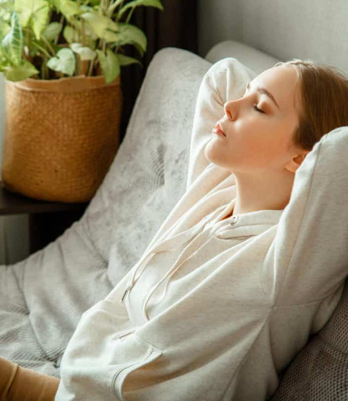 Femme détendue les yeux fermés, profondément apaisée après une séance de shiatsu au cabinet Terre de Shiatsu à Lyon 5e.