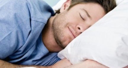 Une personne dans son lit heureuse d'un sommeil retrouvé - cabinet Terre de Shiatsu Lyon