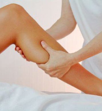 Un soignant tenant avec ses deux mains et massant avec son pouce gauche le mollet d'une personne, illustrant l'amélioration de la circulation sanguine avec le Shiatsu - cabinet Terre de Shiatsu Lyon 5e