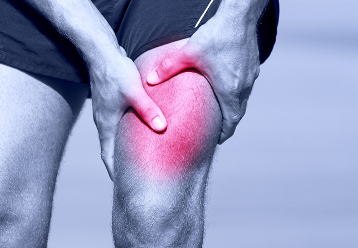 Homme tenant sa cuisse avec une douleur musculaire visible en rouge, représentant une contracture et illustrant l’effet du massage shiatsu pour soulager les tensions musculaires - Cabient Terre de Shiatsu Lyon 5e