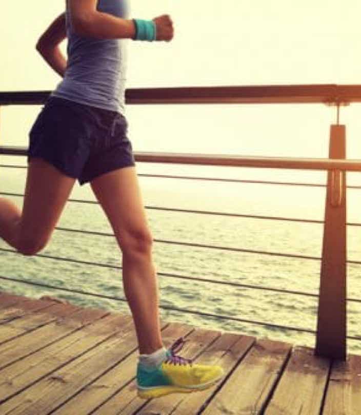 Femme en train de courir sur une promenade en bord de mer, symbolisant la vitalité, la récupération physique et les bienfaits du shiatsu sur l’endurance et le tonus au cabinet Terre de Shiatsu à Lyon 5e