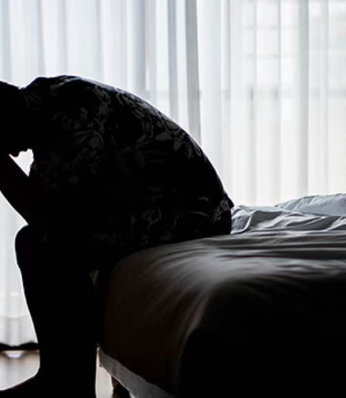 Homme assis sur le bord d’un lit dans l’obscurité, illustrant l’impact des troubles du sommeil et l’importance du Shiatsu pour retrouver un sommeil réparateur au cabinet Terre de Shiatsu Lyon 5e.