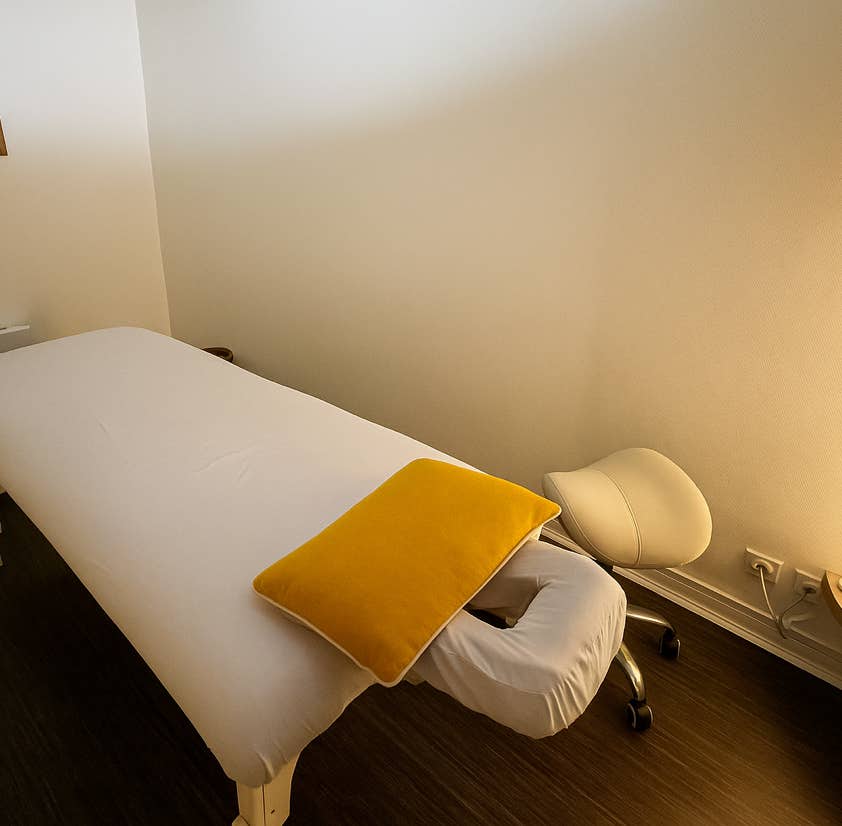 Salle de soin du cabinet Terre de Shiatsu Lyon avec une table de massage