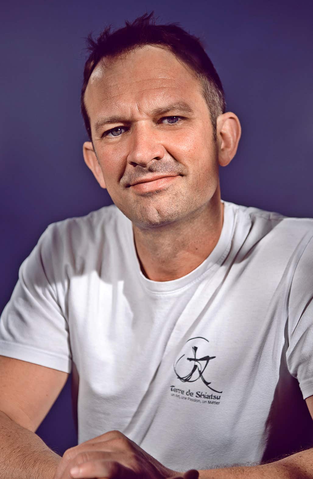 portrait noir et blanc de Jérôme Casadebaig, praticien Shiatsu et de médecines traditionnelles orientales