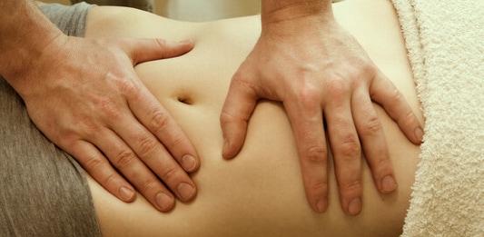 Massage Chi Nei Tsang pratiqué avec des pressions douces sur l'abdomen d'une patiente au cabinet Terre de Shiatsu Lyon 5e