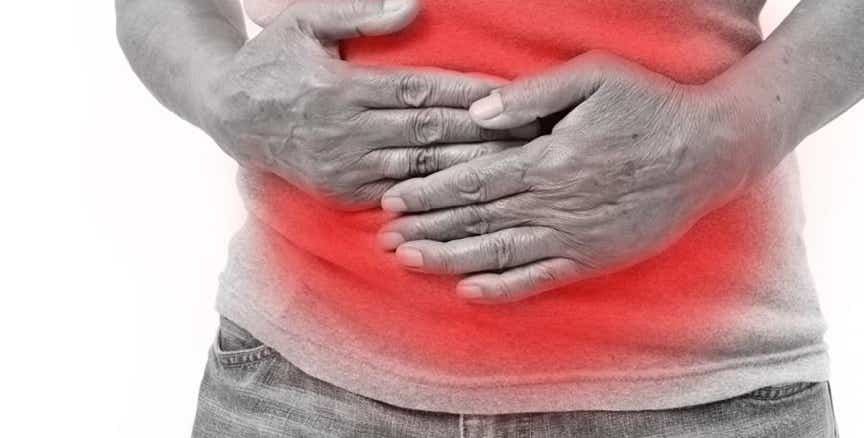 Personne tenant son ventre avec les deux mains, illustrant une douleur ou un inconfort digestif. L’image met en évidence la zone abdominale avec un effet rouge, symbole de tension ou d’inflammation interne, en lien avec les troubles digestifs - soulagez les au cabinet Terre de Shiatsu Lyon 5e