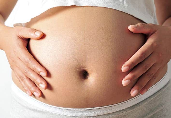 Image d’un ventre de femme enceinte, illustrant les bienfaits de l’acupression pendant la grossesse proposée au cabinet Terre de Shiatsu Lyon 5e, pour soulager les douleurs lombaires et améliorer l’énergie vitale.