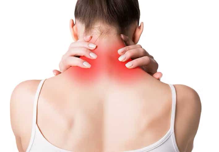 Femme vue de dos se massant la nuque, avec une zone rouge indiquant une douleur cervicale. Cette image illustre les bienfaits d’un massage ciblé sur la nuque et les cervicales, tel que proposé au cabinet Terre de Shiatsu Lyon 5e, pour soulager les tensions musculaires, améliorer la circulation et prévenir les migraines d’origine posturale.