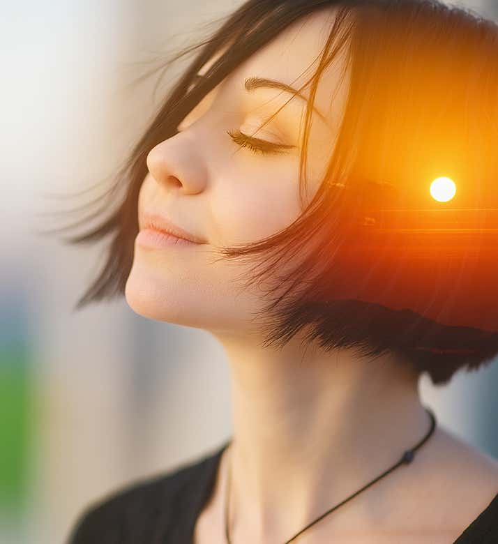 Jeune femme apaisée, les yeux fermés, avec un coucher de soleil dans la tête, symbolisant la réduction du stress et la relaxation profonde par le shiatsu - cabinet Terre de Shiatsu Lyon 5e