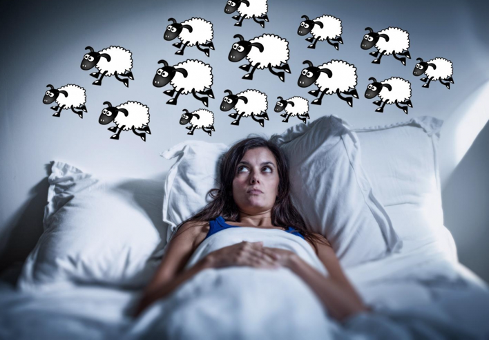 Femme allongée dans son lit, les yeux grands ouverts, entourée de dessins de moutons au-dessus de sa tête, illustrant les troubles du sommeil. Cette image symbolise les difficultés d’endormissement liées à l’anxiété, et évoque les bienfaits d’un massage sommeil pratiqué au cabinet Terre de Shiatsu Lyon 5e pour favoriser l’apaisement et le retour à un sommeil réparateur.