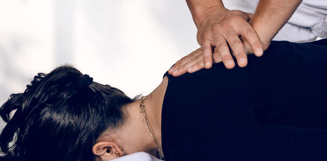 Shiatsu pratiqué sur le dos du patient par des pressions douces au cabinet Terre de Shiatsu Lyon 5e