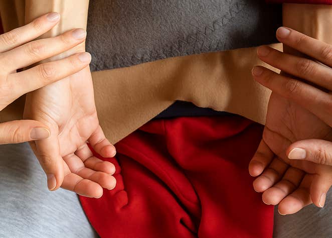 Massage métamorphique réalisé sur les poignets d'un patient avec un toucher léger et subtil au cabinet Terre de Shiatsu Lyon 5e