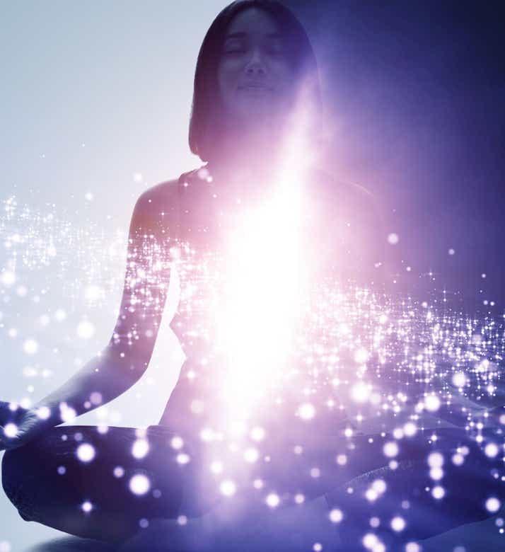 Une femme assise en position du lotus avec une lumière intense verticale autour de laquelle des points de lumière gravitent comme des étoiles autour d'une galaxie, symbolisant la restauration de l'équilibre énergétique et l'harmonie intérieure avec le Shiatsu - cabinet Terre de Shiatsu Lyon 5e