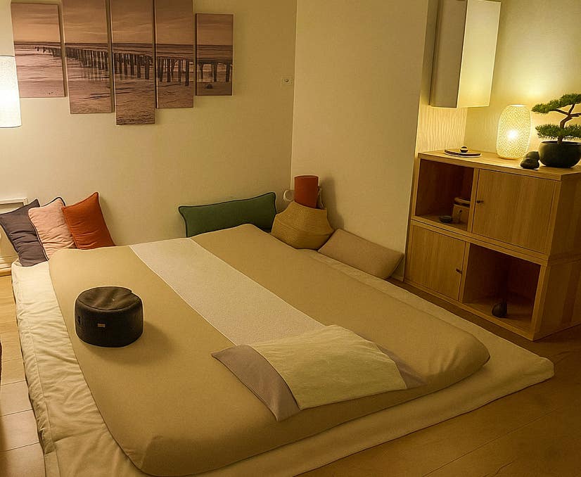 Salle de soin du cabinet Terre de Shiatsu Lyon 5e avec un futon