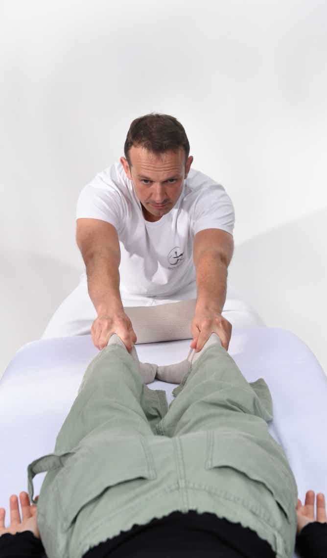 Jérôme Casadebaig effectuant une séance de Shiatsu au cabinet Terre de Shiatsu Lyon 5e, illustrant les soins personnalisés proposés avec des tarifs clairs et accessibles.