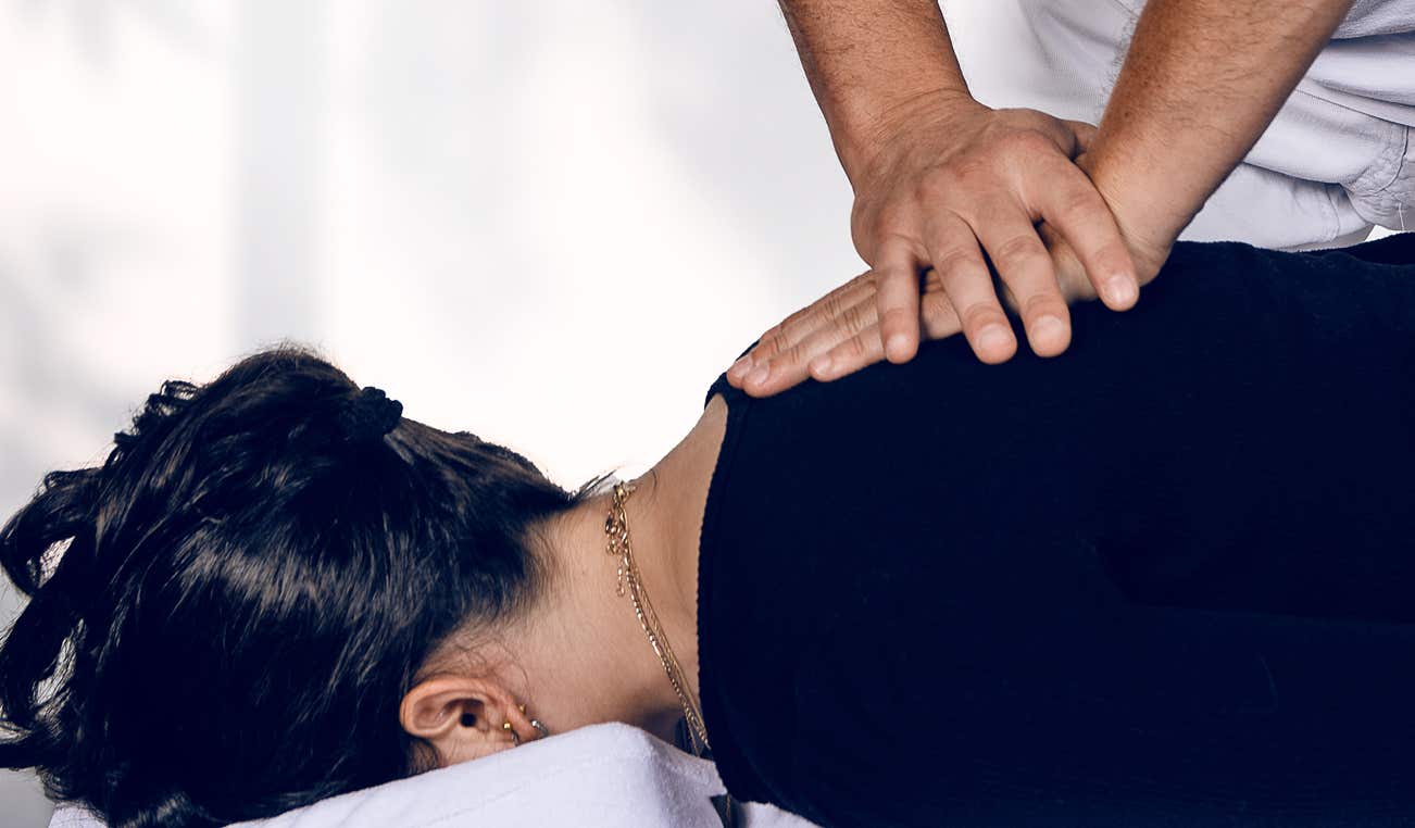 Shiatsu pratiqué sur le dos du patient par des pressions douces au cabinet Terre de Shiatsu Lyon 5e