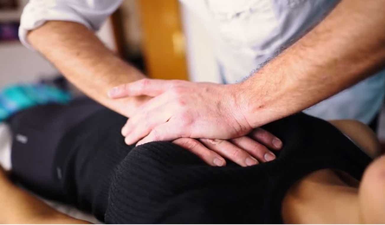 Libération du péricarde pratiquée sur le sternum d'une patiente avec les deux mains au cabinet Terre de Shiatsu Lyon 5e