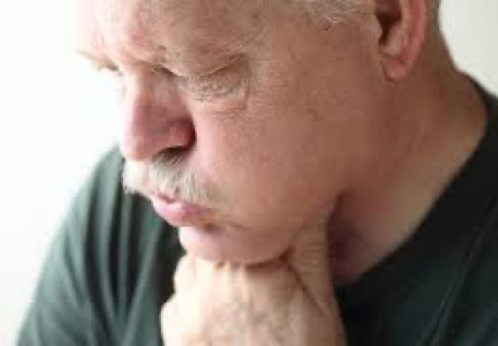 Homme âgé posant la main sur sa gorge, visiblement gêné par une sensation de brûlure, illustrant un inconfort lié à l’acidité gastrique. Cette image est utilisée pour présenter le soin contre les brûlures d’estomac au cabinet Terre de Shiatsu Lyon 5e, un massage doux qui soulage l’inflammation et favorise une meilleure digestion.