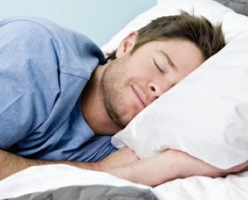 Une personne dans son lit heureuse d'un sommeil retrouvé - cabinet Terre de Shiatsu Lyon
