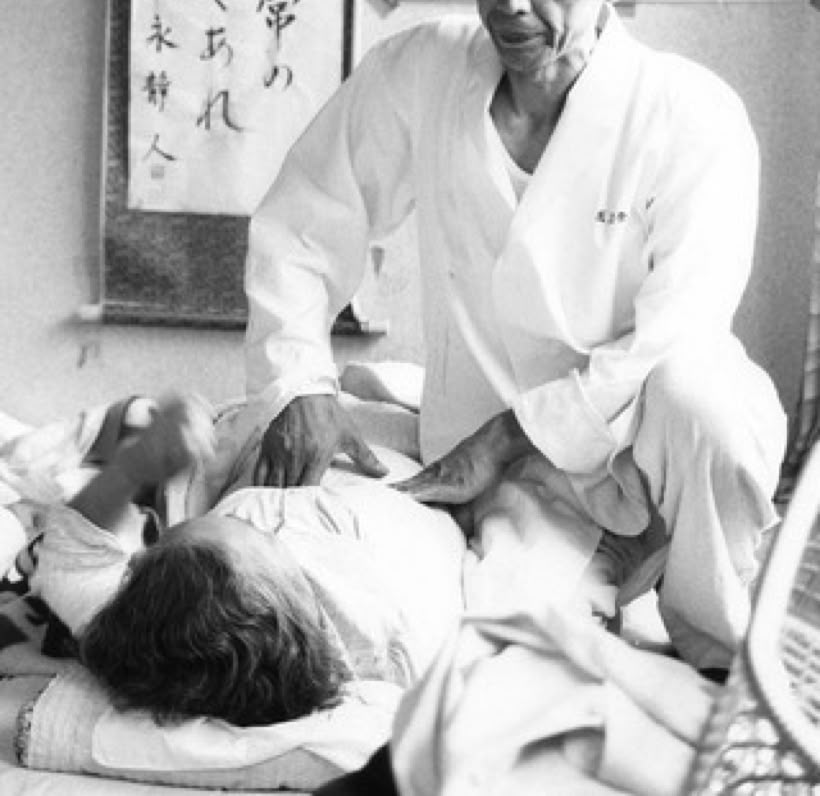 Shiatsu réalisé par Shizuto Masunaga, père fondateur du Zen Shiatsu, avec la pratique de l'Ampuku