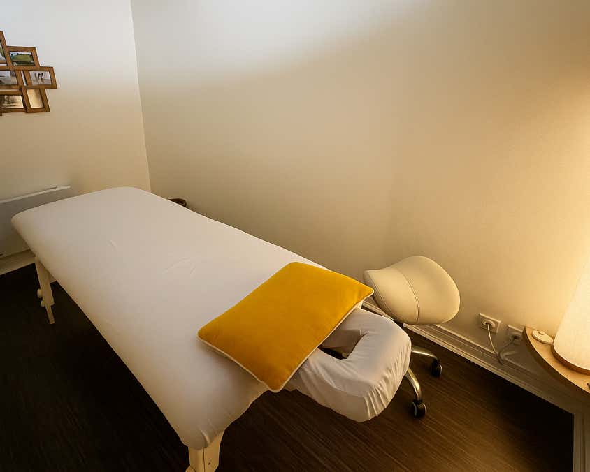 Salle de soin du cabinet Terre de Shiatsu Lyon 5e avec table de massage